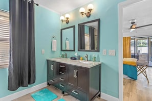 4 chambres, fer et planche à repasser, lit parapluie, Wi-Fi gratuit