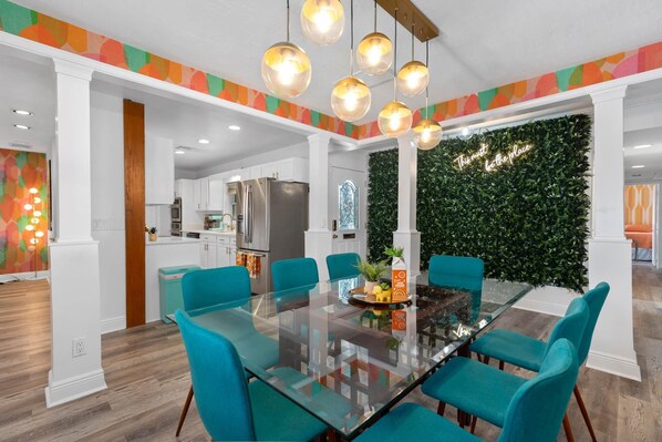 Dining - Retro Waterfront - Pool & Hottub, Tiki Bar, Dock, Fire-Pit, Kayaks, Paddleboards (Orlando)