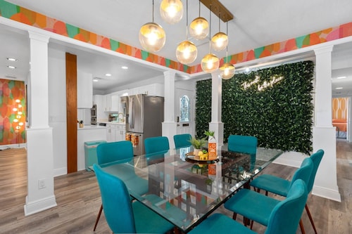 Retro Waterfront - Pool & Hottub, Tiki Bar, Dock, Fire-Pit, Kayaks, Paddleboards