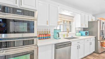 Jääkaappi, mikroaaltouuni, uuni, liesi