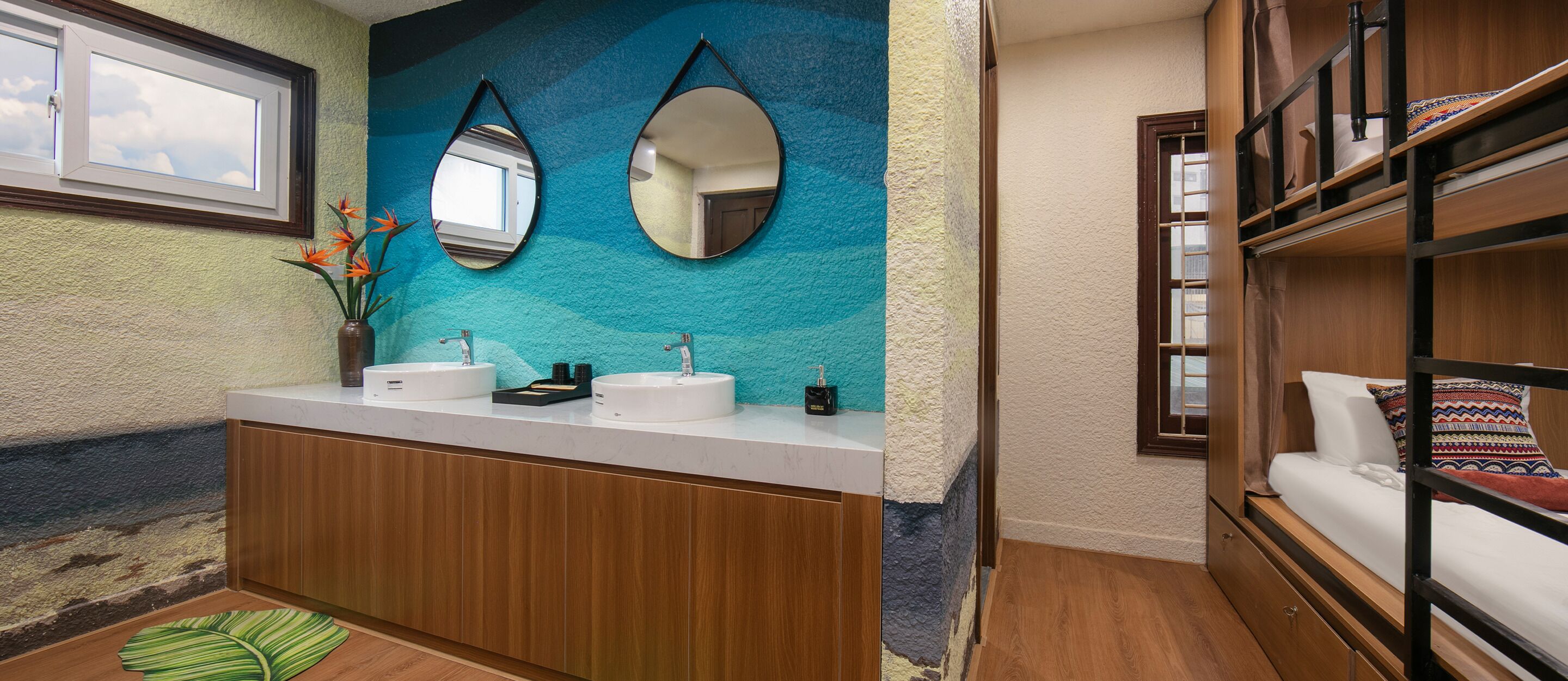 Un baño con dos lavamanos, un espejo y un mueble de tocador de madera.