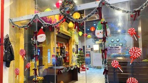 Ein Hotel Eingang festlich geschmückt für Weihnachten mit Tannenbaum, Lollis und weihnachtlichen Girlanden.