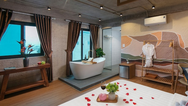 Ein modernes Badezimmer mit einer freistehenden Badewanne, einem Waschtisch mit Spiegel und einer Duschkabine.