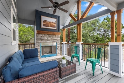Joshua Tree Desert Getaway- with Hill Country views