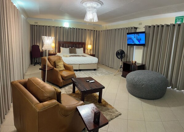 Desk, laptop workspace, free WiFi - Gunhill Avenue Guesthouse (Harare)