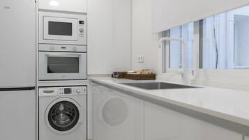 Een koelkast, een microgolfoven, een vaatwasser