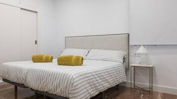 2 slaapkamers, een strijkplank/strijkijzer, internet, beddengoed