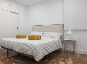 2 dormitorios, tabla de planchar con plancha, Internet y ropa de cama