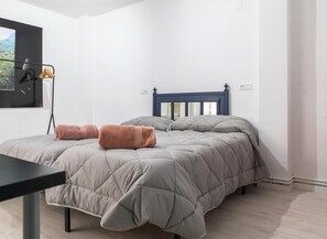 3 bedrooms, iron/ironing board, Internet, bed sheets