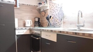 Leilighet | Eget kjøkken | Kjøleskap, ovn, vannkoker og høy barnestol