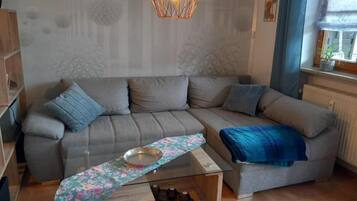 Apartment | Wohnbereich | Fernseher