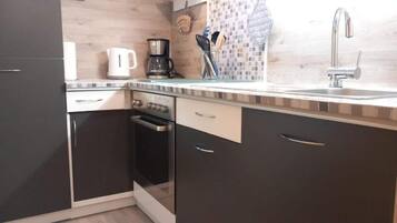 Lemari es, oven, ketel listrik, dan kursi makan untuk bayi