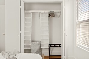 3 slaapkamers, een bureau, een strijkplank/strijkijzer, reisbedje