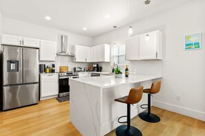 Fridge, microwave, oven, stovetop - Charming 3-Bedroom, 2 King Beds, 10 Minutes to Downtown San Antonio
(San Antonio)