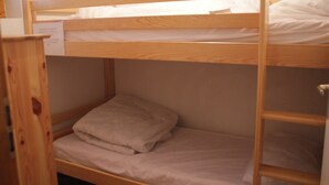 A bunk bed with a wooden frame and a lower bunk with a pillow. - Orchidee OD5 Nature & Telecabine 4 Pers (Chatel)