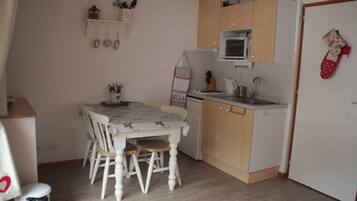 House | Private kitchen | Fridge, microwave, oven, coffee/tea maker