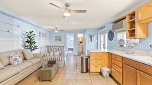 Smart TV - Oyster Suite- 200ft from beach- 1st floor- free parking- Private Patio, Laundry (North Topsail Beach)