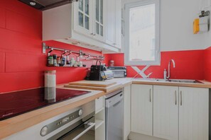 Apartment | Eigene Küche | Kochgeschirr/Geschirr/Besteck