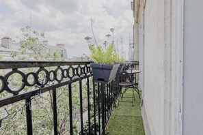 Apartment | Outdoor dining - Apartment in Montmartre With 1 Room (Paris)