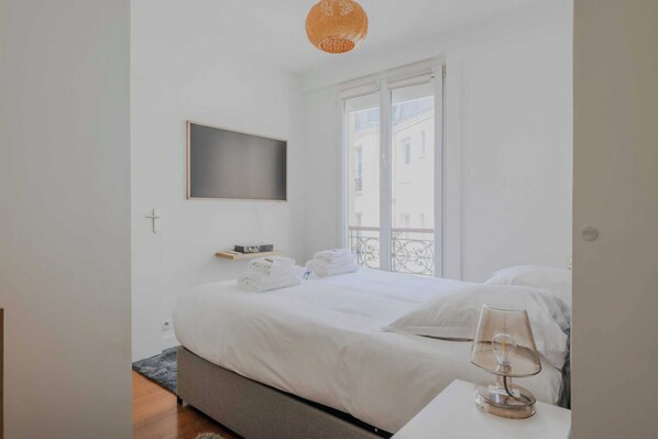 Apartment | 1 bedroom, iron/ironing board, bed sheets - Apartment in Montmartre With 1 Room (Paris)