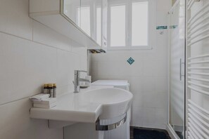 Apartment | Bathroom - Apartment in Montmartre With 1 Room (Paris)