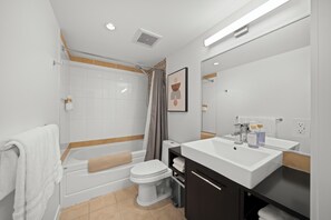 Haartrockner, Handtücher, Seife, Toilettenpapier