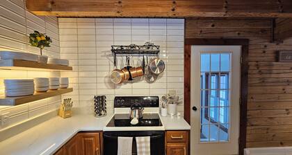 Heart of Lincoln - Modern Log Cabin, Steps from Main St, Mountain Fun,& Dining