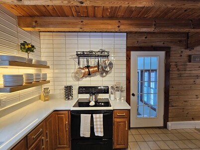 Heart of Lincoln - Modern Log Cabin, Steps from Main St, Mountain Fun,& Dining 
