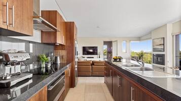 雪櫃、微波爐、焗爐、爐具