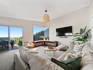 Smart-TV, Kamin, Tischfußball, Tischtennisplatte