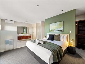 5 bedrooms, iron/ironing board, free WiFi, bed sheets