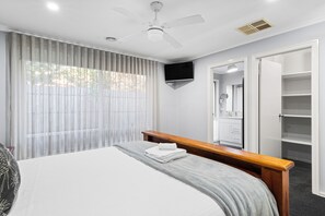 4 bedrooms, iron/ironing board, WiFi, bed sheets - Resort Experience: Pool, BBQ, Games with lots of space and fun in Pakenham (Pakenham)