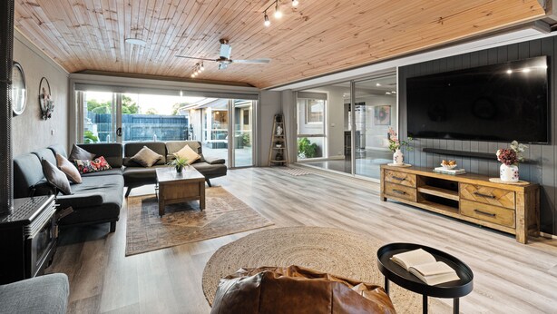 Smart TV, fireplace - Resort Experience: Pool, BBQ, Games with lots of space and fun in Pakenham (Pakenham)