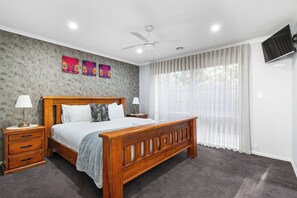 4 bedrooms, iron/ironing board, WiFi, bed sheets