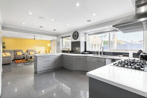 Microwave, oven, stovetop, dishwasher - Resort Experience: Pool, BBQ, Games with lots of space and fun in Pakenham (Pakenham)