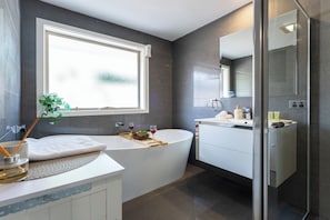 Douche, séchoir à cheveux, bidet, serviettes fournies