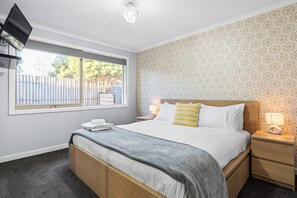 4 عدّة غرف نوم ومكواة/لوح كي وواي فاي وملاءات أسرّة