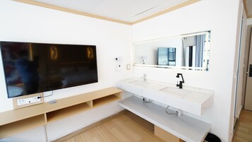 家庭双床房 | 遮光窗帘、免费 WiFi、床单