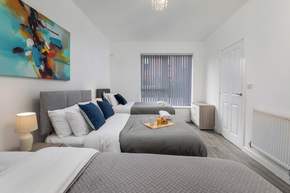 5 bedrooms, WiFi, bed sheets