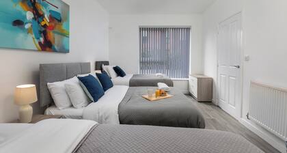 House - Sleeps 10 - Parking - WiFi