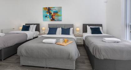 House - Sleeps 10 - Parking - WiFi