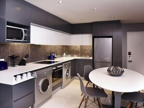 Réfrigérateur, four à micro-ondes, un four, surface de cuisson