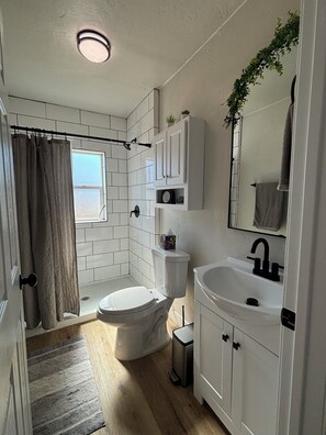 Shower, hair dryer, towels, soap - Cozy, 1-bedroom apartment with a pulled-out couch, close to all the facilities. (Porterville)