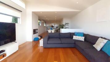 Smart TV, fireplace