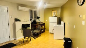 Een koelkast, een magnetron, een oven, een kookplaat