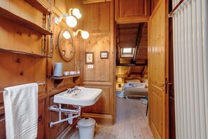 4 bedrooms, free WiFi, bed sheets
