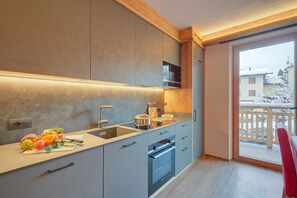 雪櫃、微波爐、焗爐、爐具