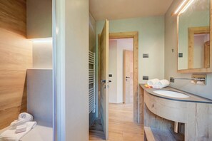 Bruser, hårtørrer, bidet, håndklæder