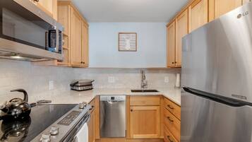 Fridge, oven, stovetop, dishwasher