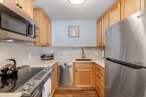 Fridge, oven, stovetop, dishwasher